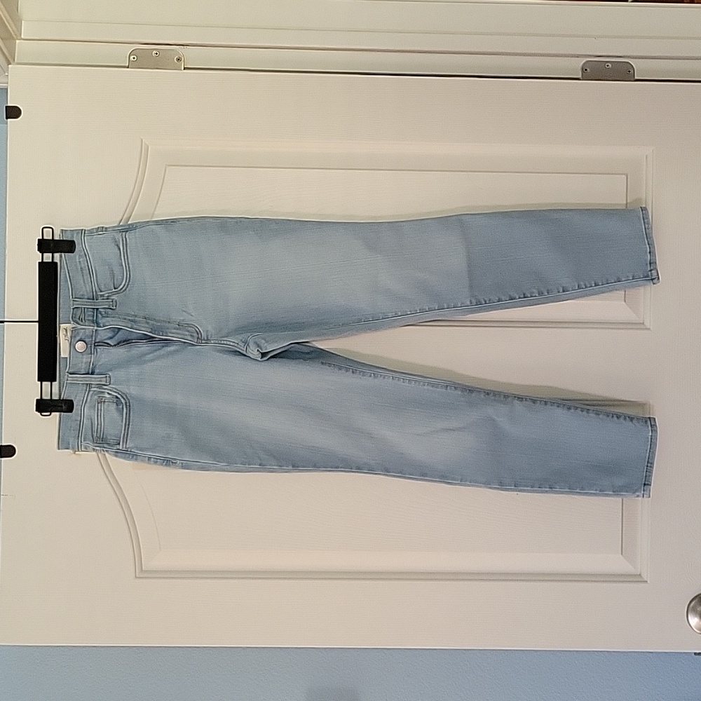 Universal Thread high-rise skinny jeans. New in size 8 short. Light wash